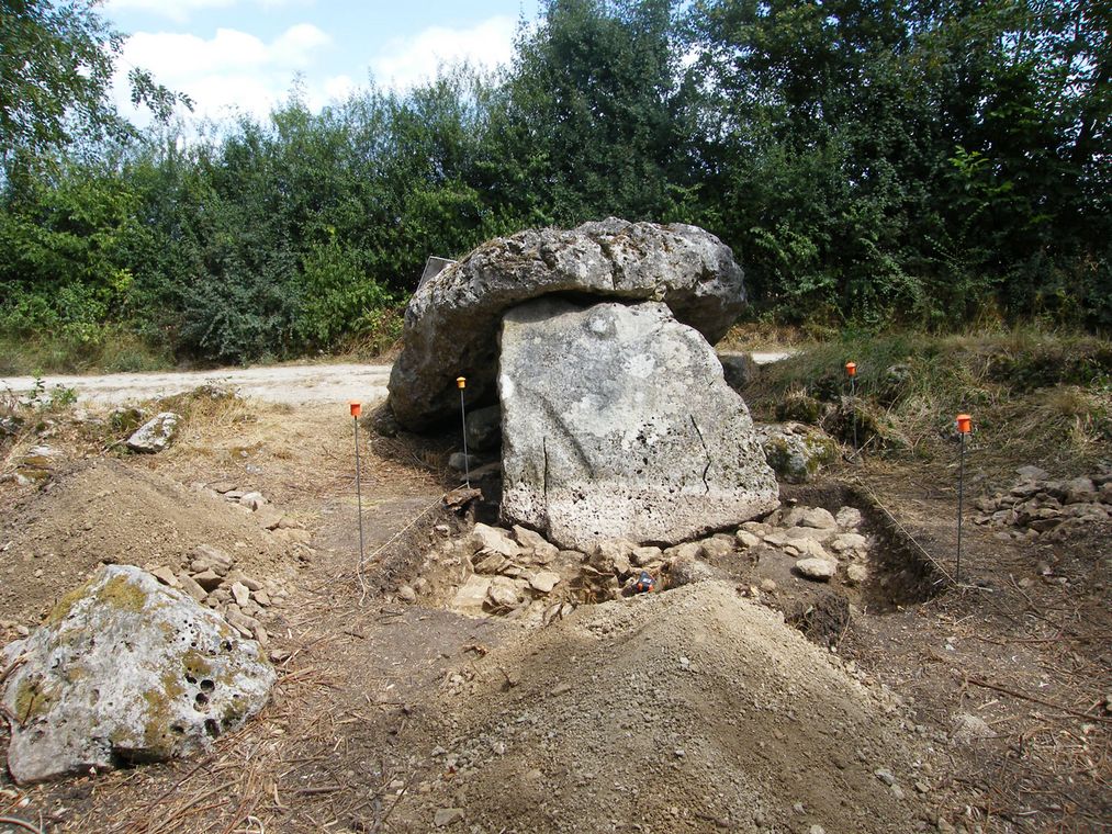 Vue de l'orthostate gravé du dolmen de Magné à Courcôme (cliché E. Mens)
